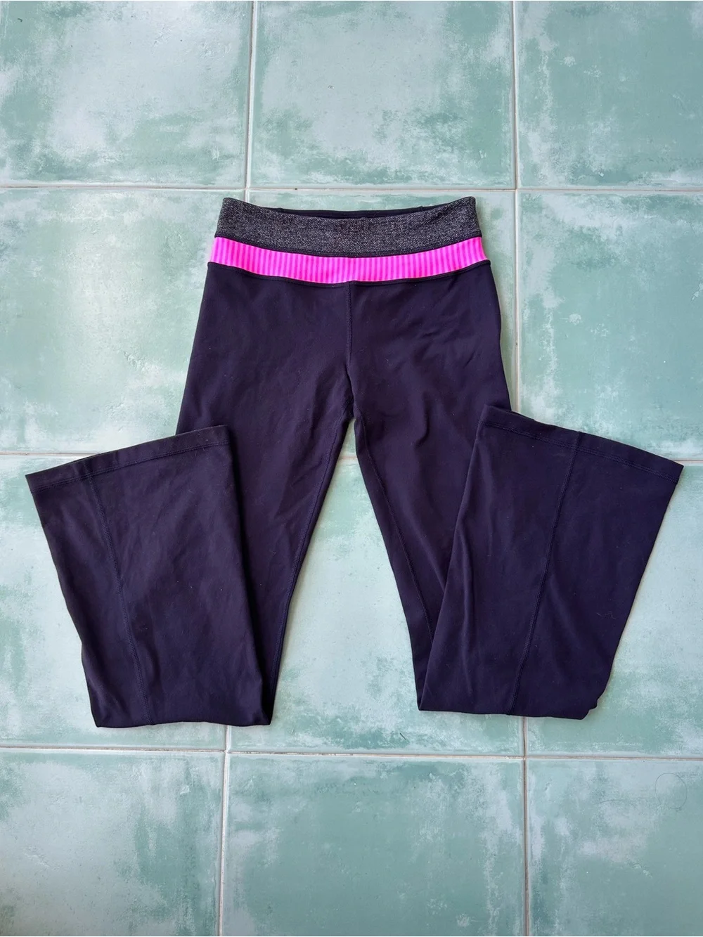 Lululemon Black Flare Leggings Pink Waistband Size 4